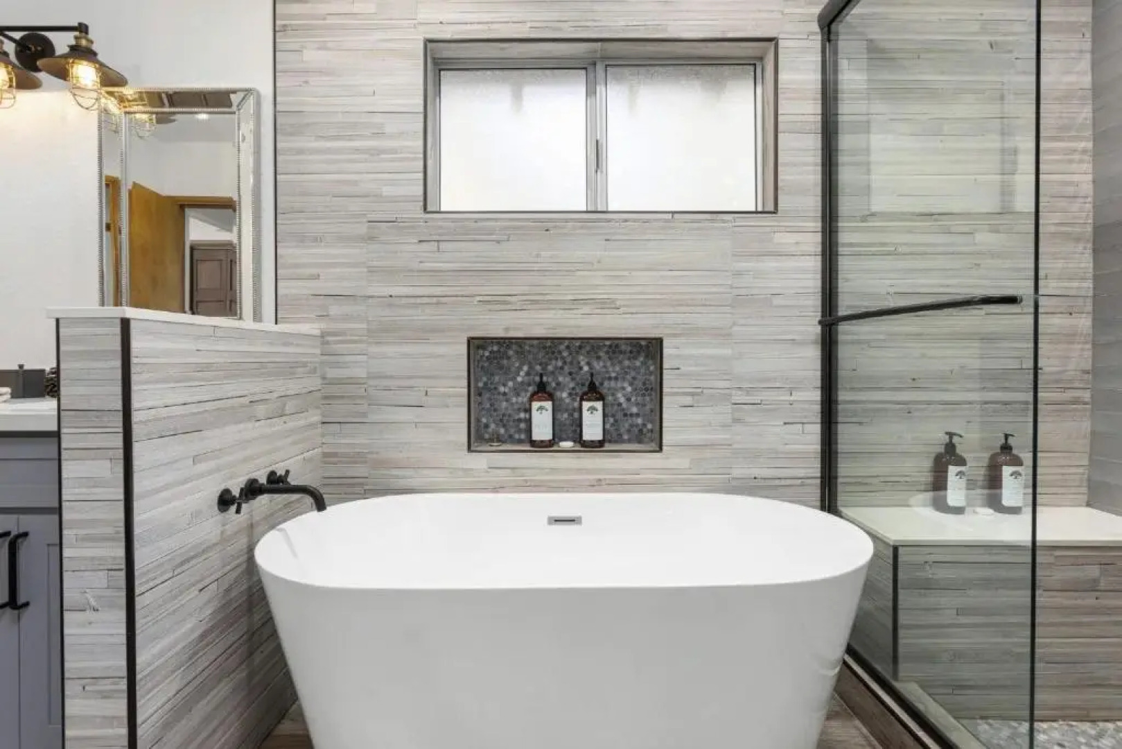 Spectacular Game Room, 3000 sqft, 2 Masters, Pool Table, 2 Decks, AC, Dogs