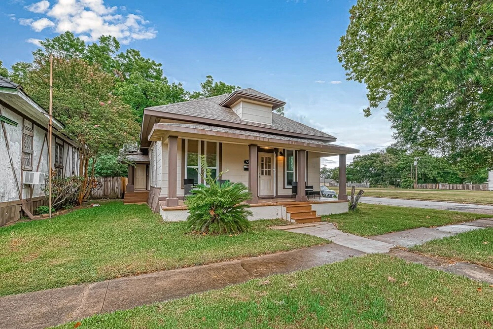New Listing! Chillaxing in Texas City, Minimalist Home, Wifi, Close to Texas Museum
