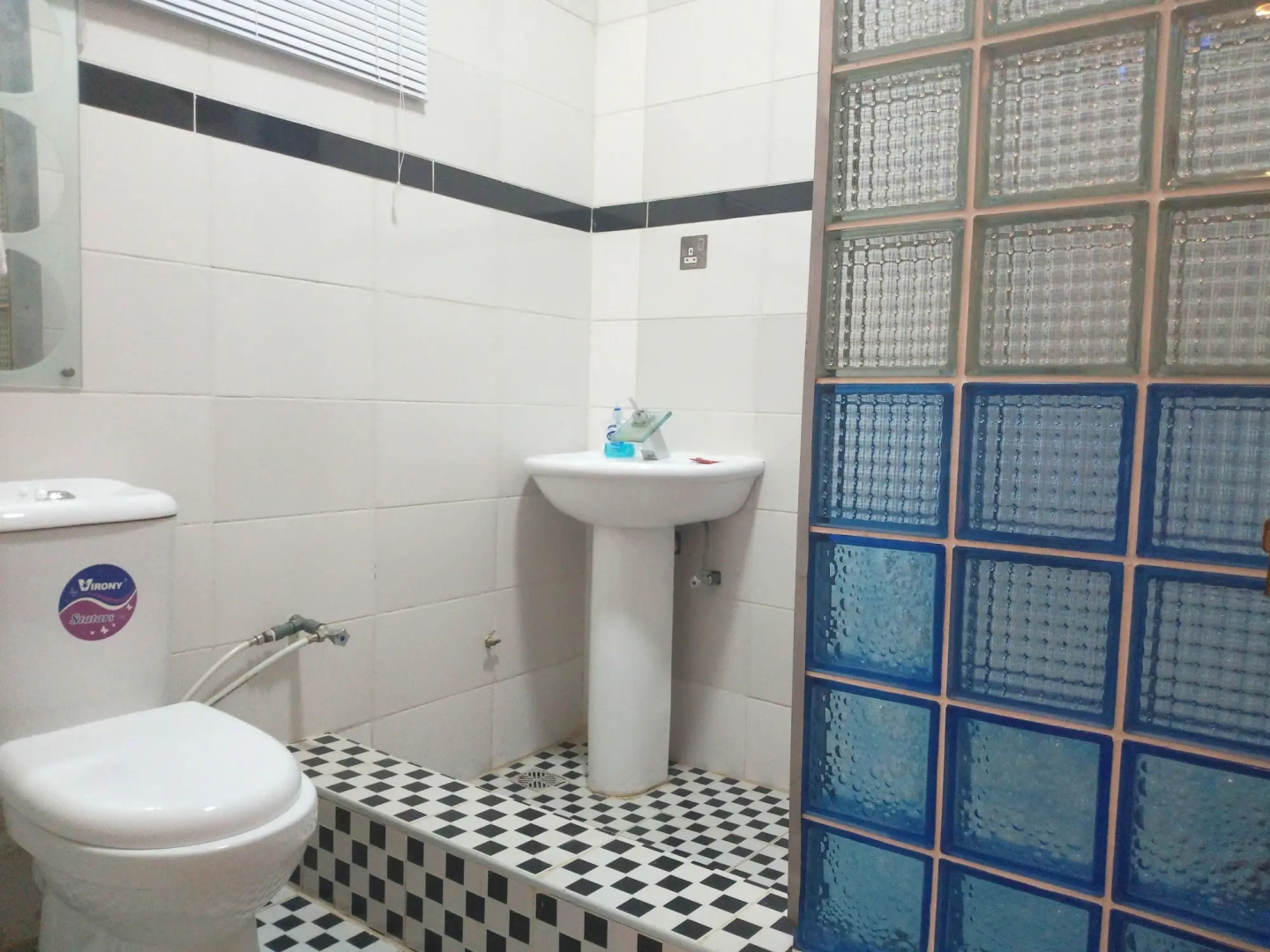 Euro Lounge and Suites