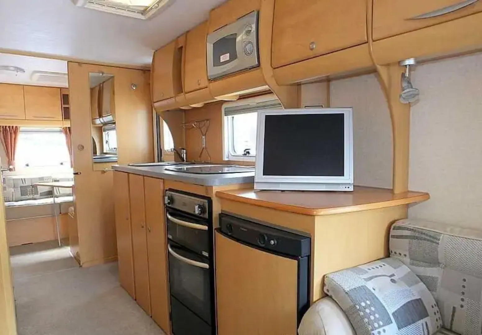 Stayzo Modern Caravan on a Family Friendly Site - With Free Wi-fi in the Chiltern Hills