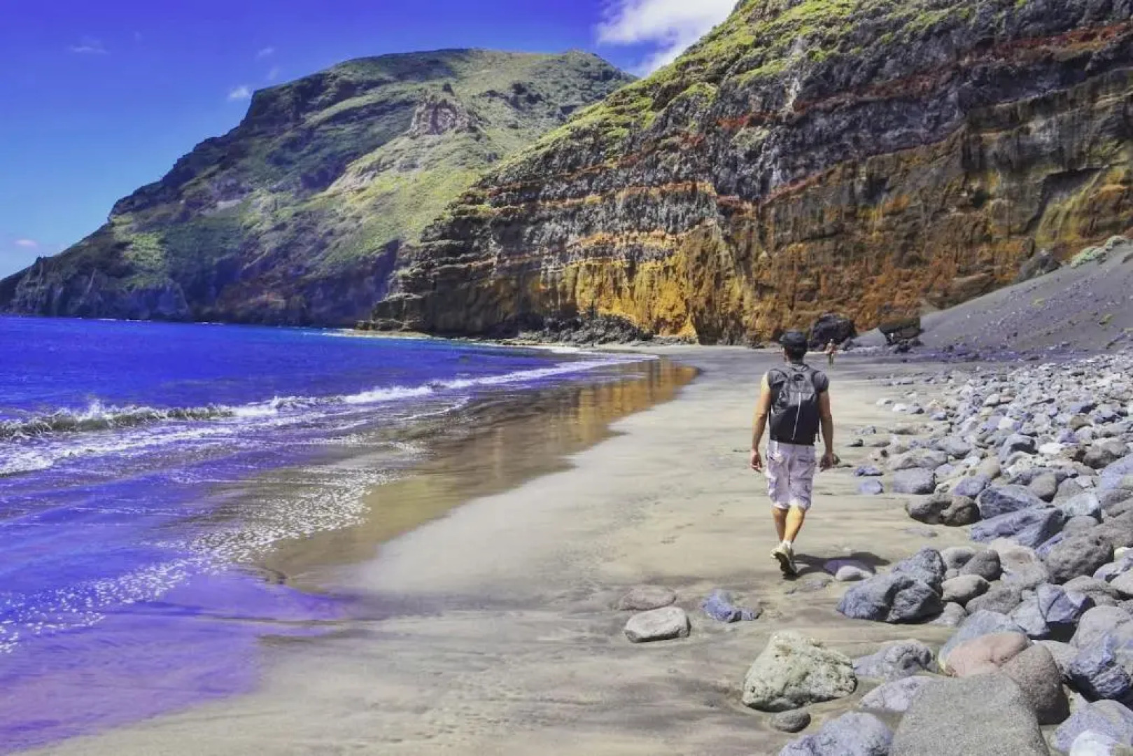 Bright spacious apartment, 2 min walk from beach