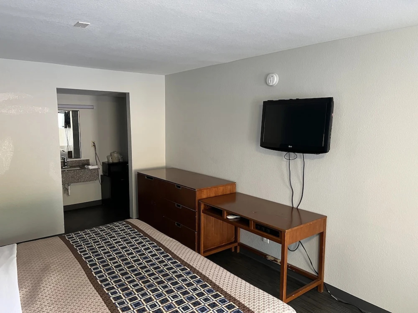 COMMERCE INN Near SK Battery Plant