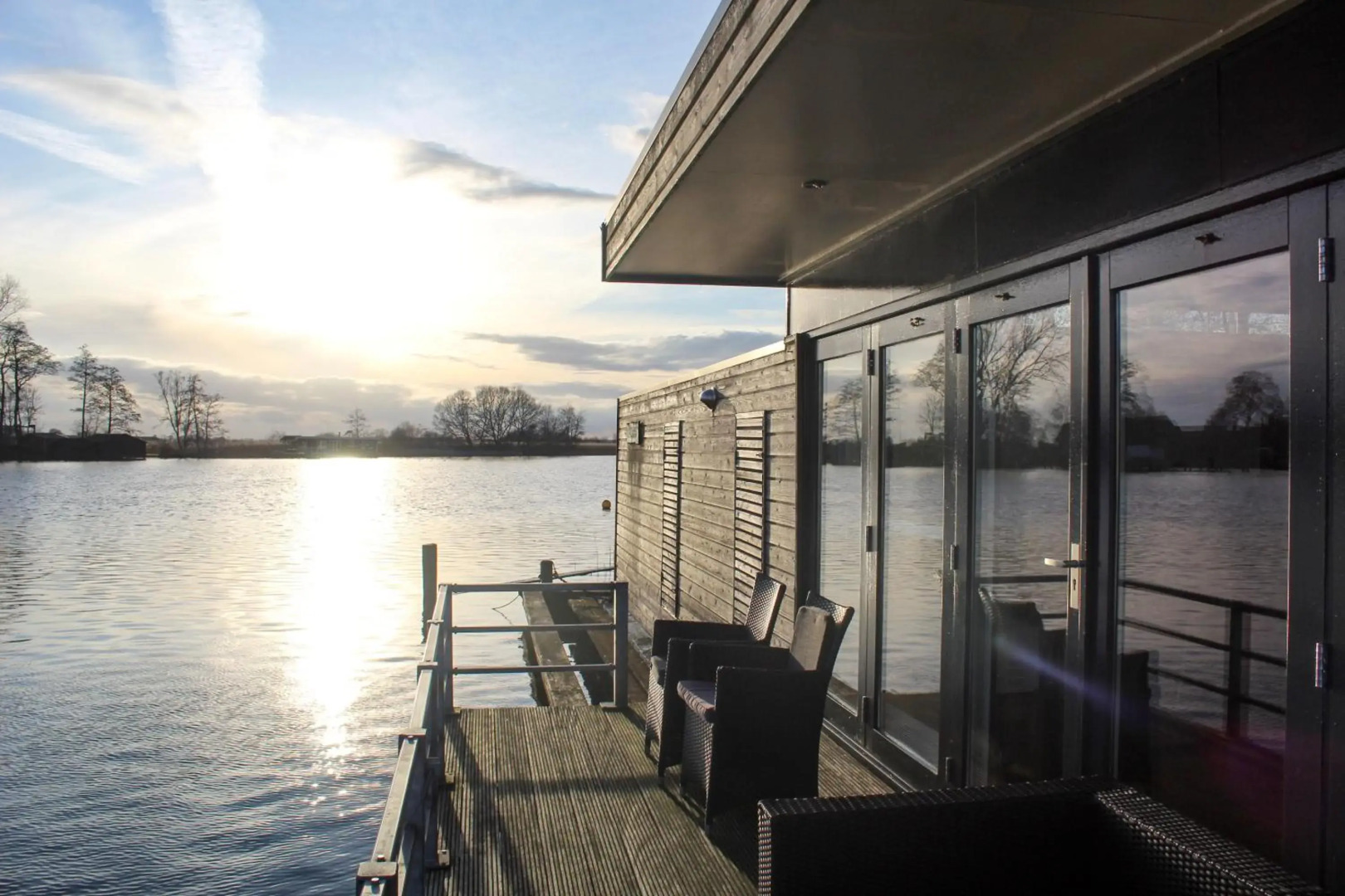 Luxe woonboot unieke locatie Friesland Âlde Feanen
