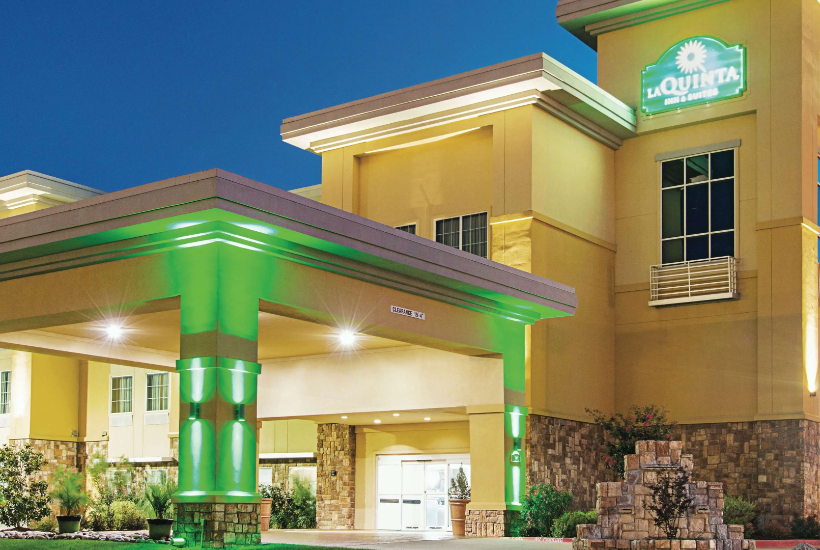 La Quinta Inn & Suites by Wyndham Ft. Worth - Forest Hill TX