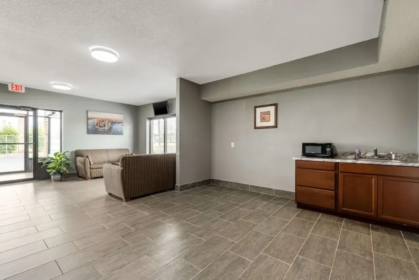 Econo Lodge Inn & Suites