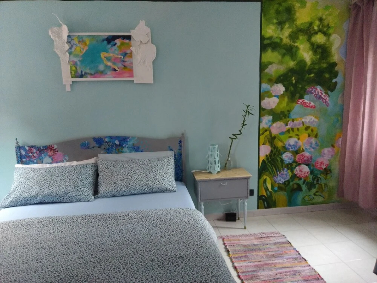Night Galleria - bed & art