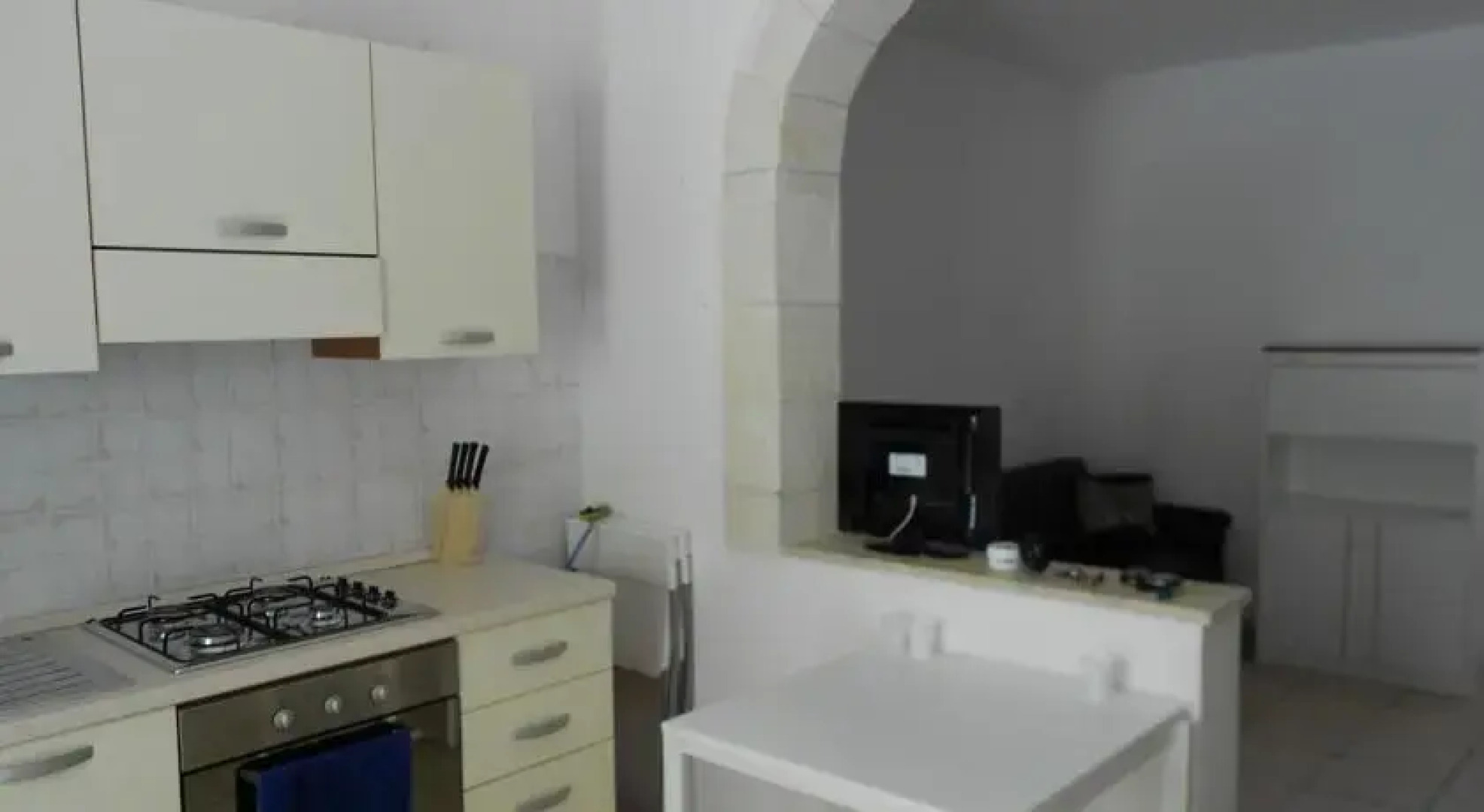 Quattro Colonne di fronte al mare