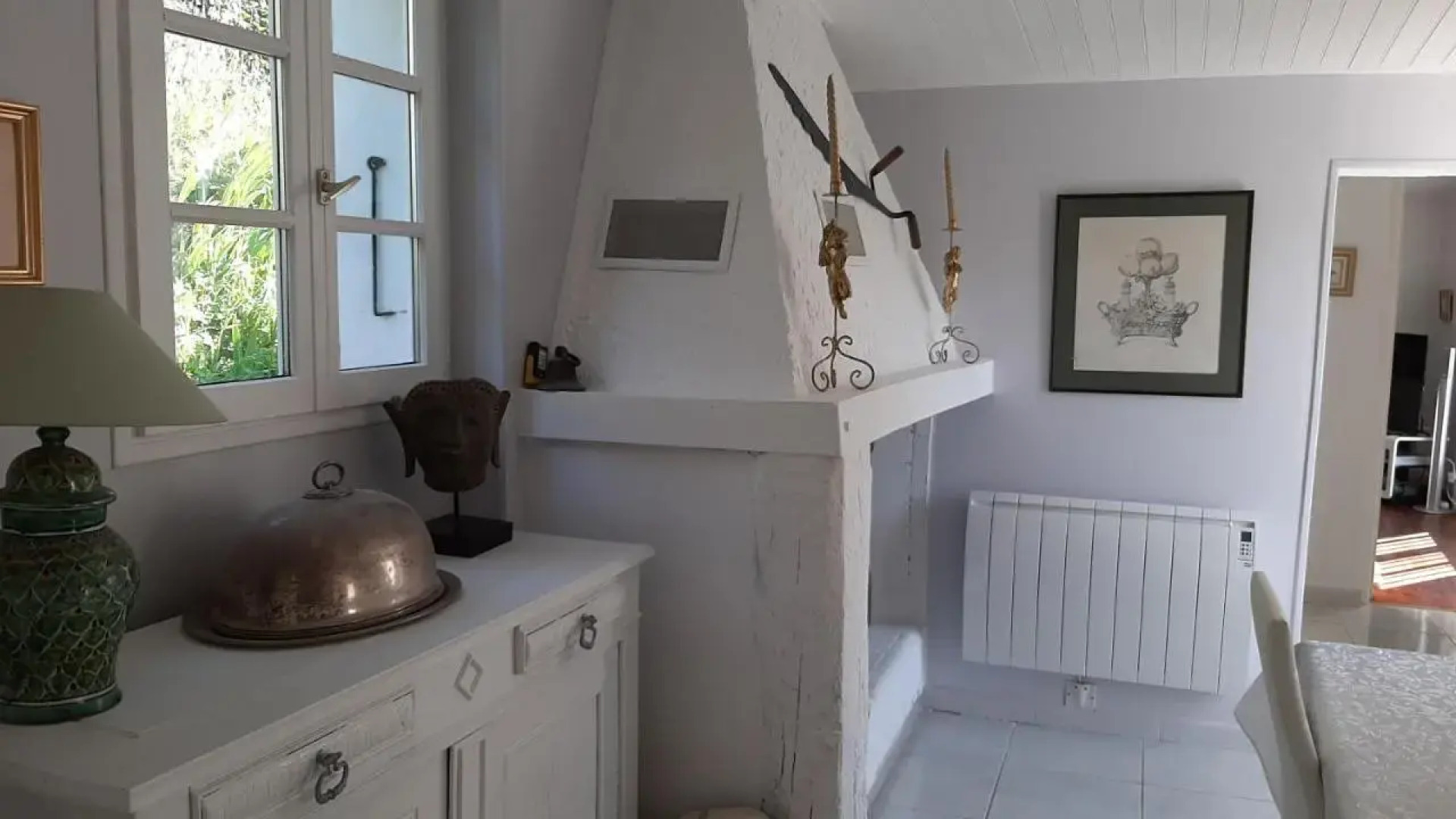 maison en pierre dans un écrin de verdure