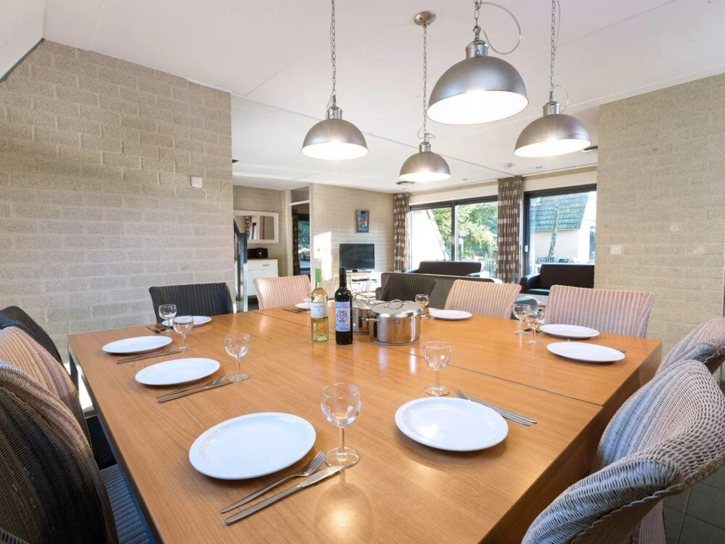 Detached Villa with Fireplace & 4 Bathrooms near Golf Course