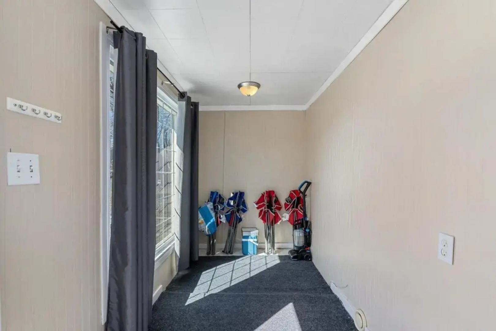 Dino Cave l Walk to Downtown l Fire Pit & BBQ I TV