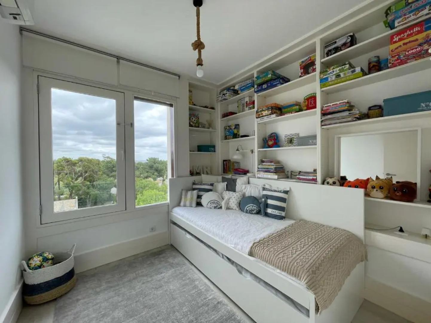 Beautiful Penthouse Apartment With Terrace - 4 Minute Walk to the Beach