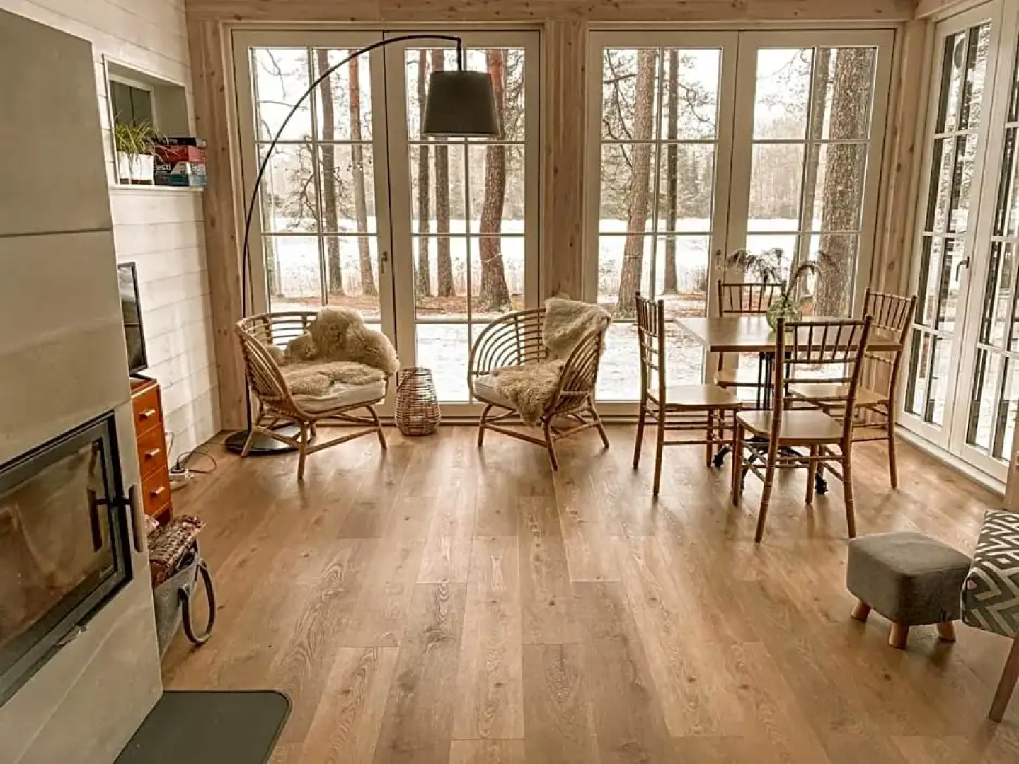 Saarj¿e puhkemaja tuba koos hommikus¿¿giga