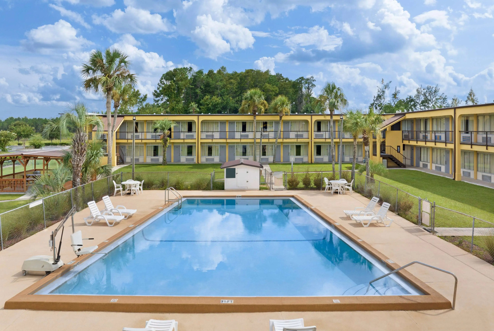 Days Inn by Wyndham Lake City I-75