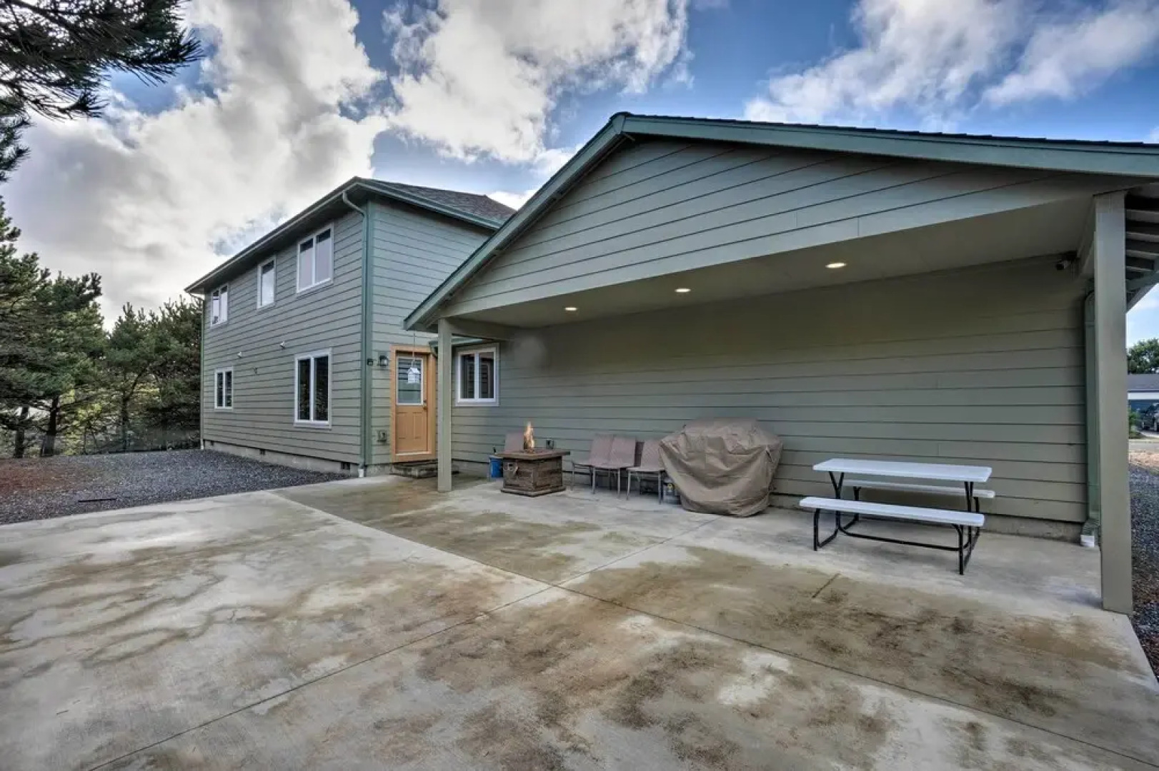 Spacious Bandon Getaway - 2 Blocks to Ocean!