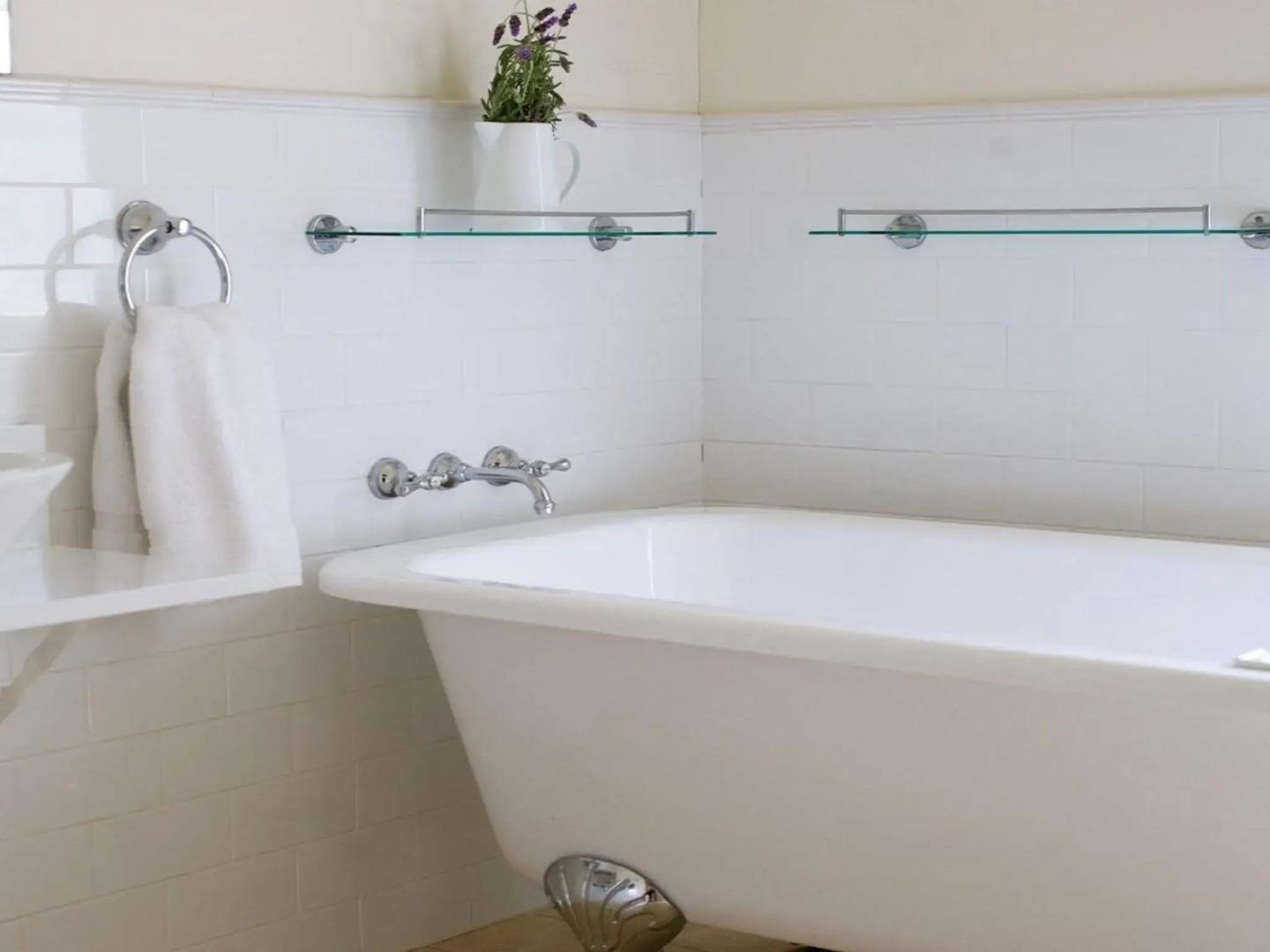 Robin Hill Manor - rambling retreat & tennis court