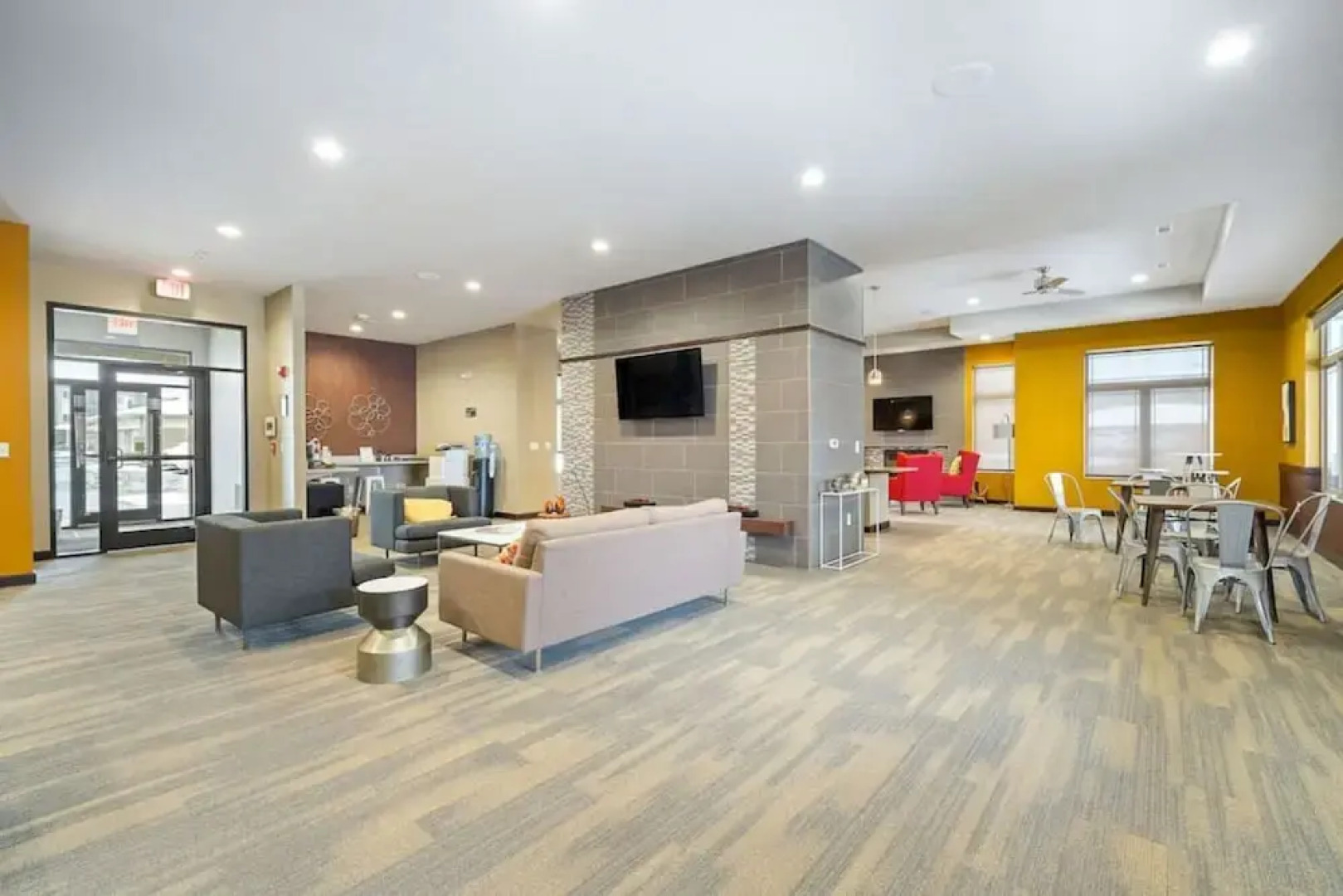 West Des Moines- Garage Gym Pool Jordan Creek