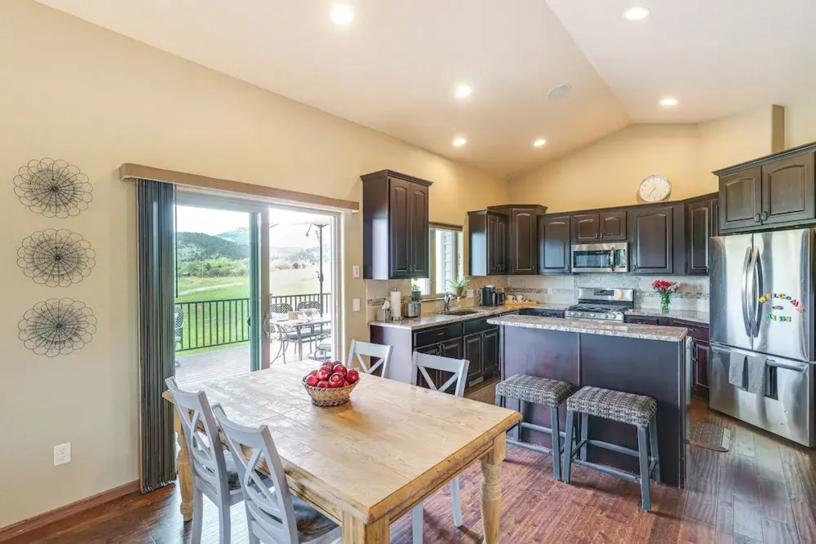 Spearfish Retreat w/ Fireplace + Mountain Views!