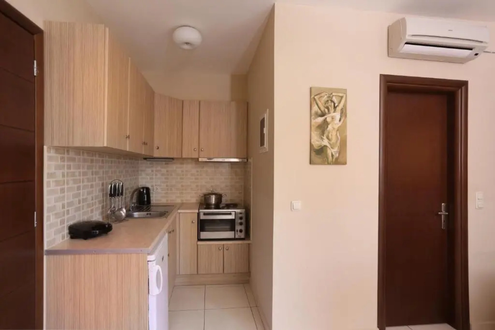 Faros Luxury Suites & Restaurant