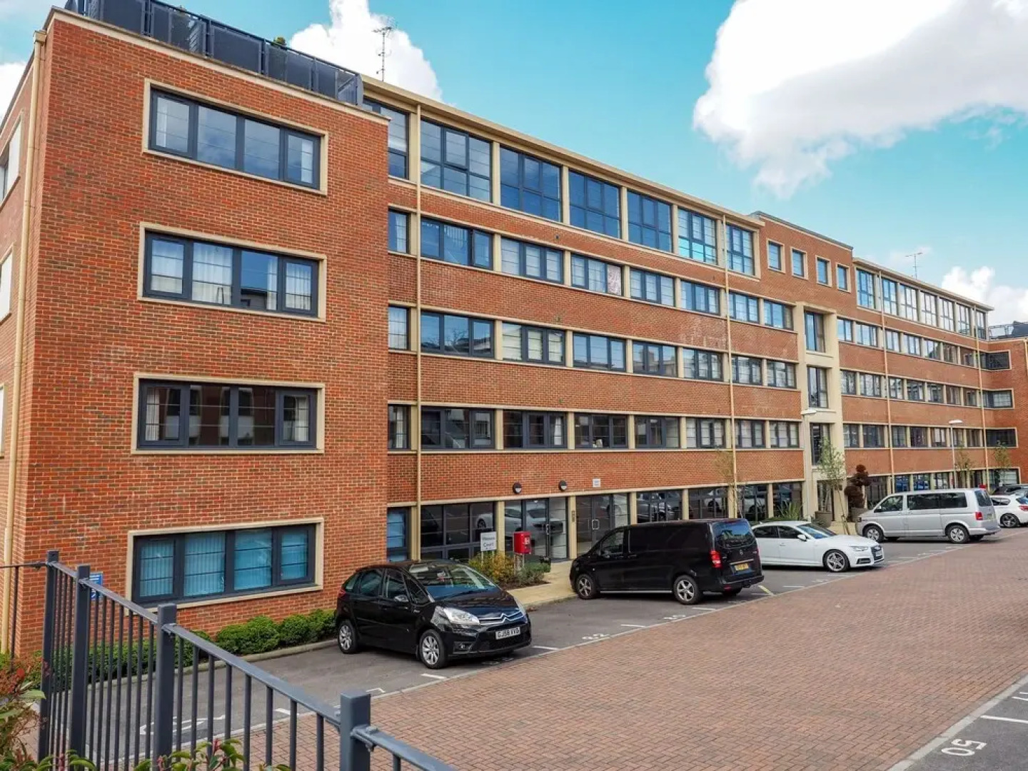 SA Today Apartments Farnborough with Fibre Wi-Fi & Netflix