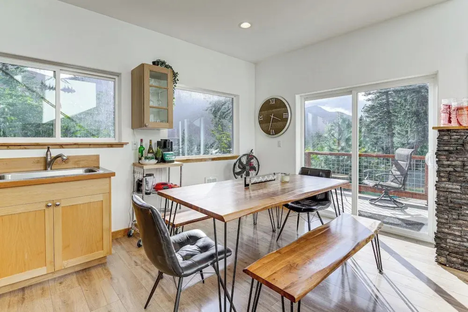 Lake Wenatchee Getaway w/ Water & Mountain Views!