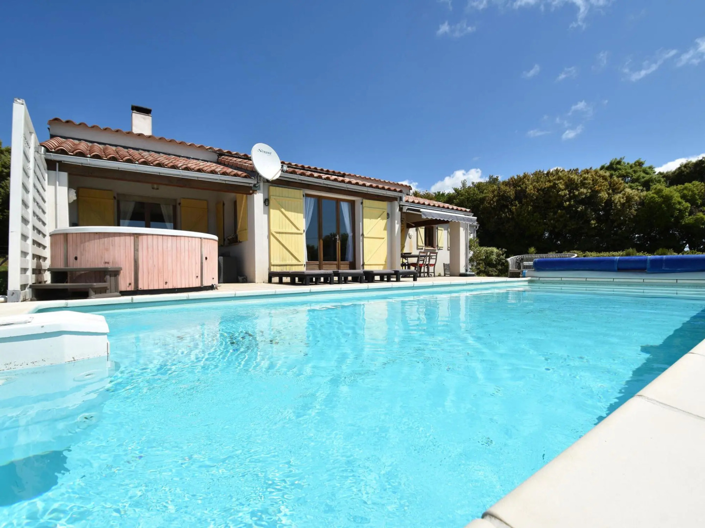 Lush villa in Vélieux with private heated swimming pool