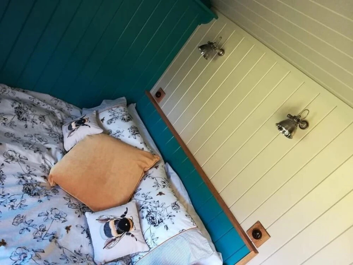 Gaggle Of Geese Pub & Shepherd Huts