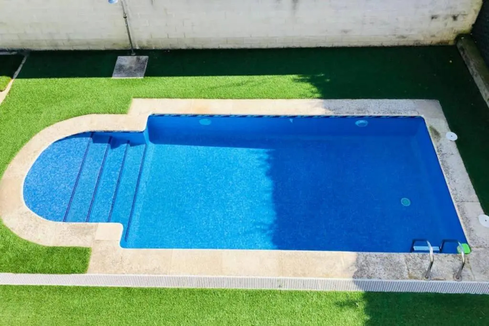 Apartamento con piscina y terraza al lado de la playa