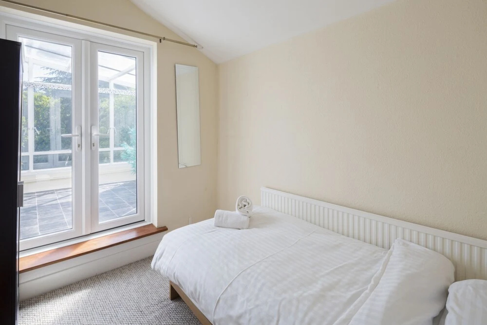 Stylish Modern with FREE Parking by Kasar Stays