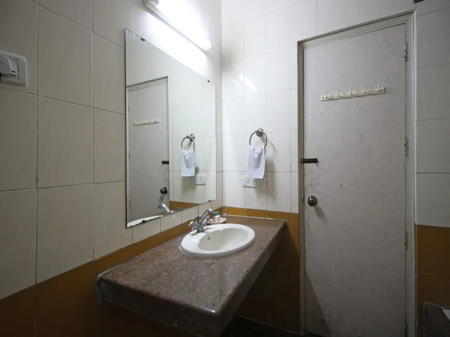 OYO 6977 Hotel Clarks