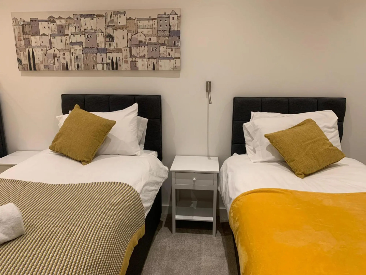 Spacious 1 Bed Luxury St Albans Apartment - Free WiFi & Movies also Free Parking.