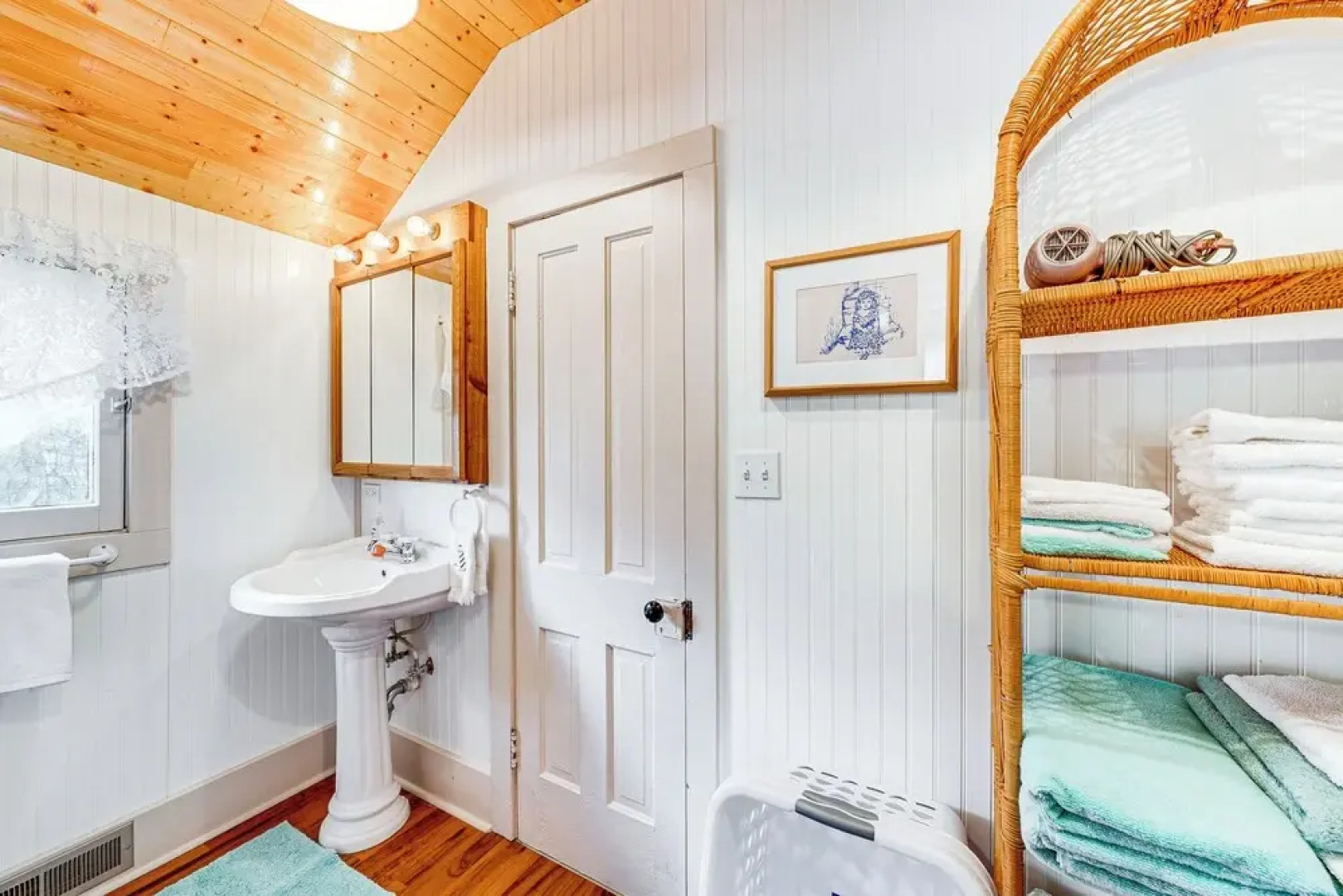 Twin Lakes Cottage: Walk to Elizabeth Lake!