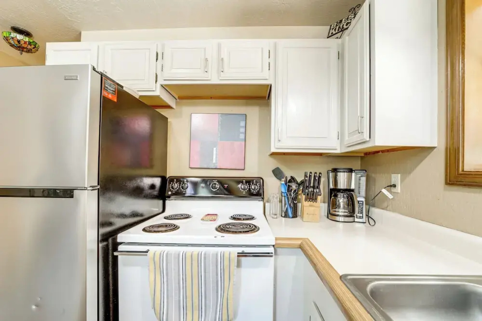 Fire Pit & Wraparound Porch: Munds Park Cabin!