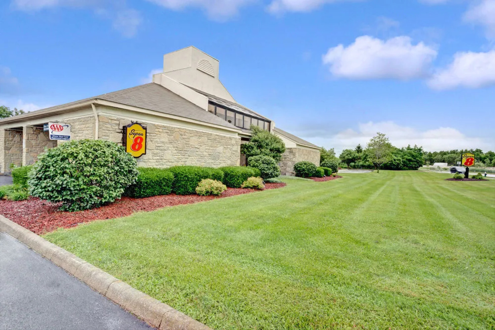 Super 8 Westlake/Cleveland