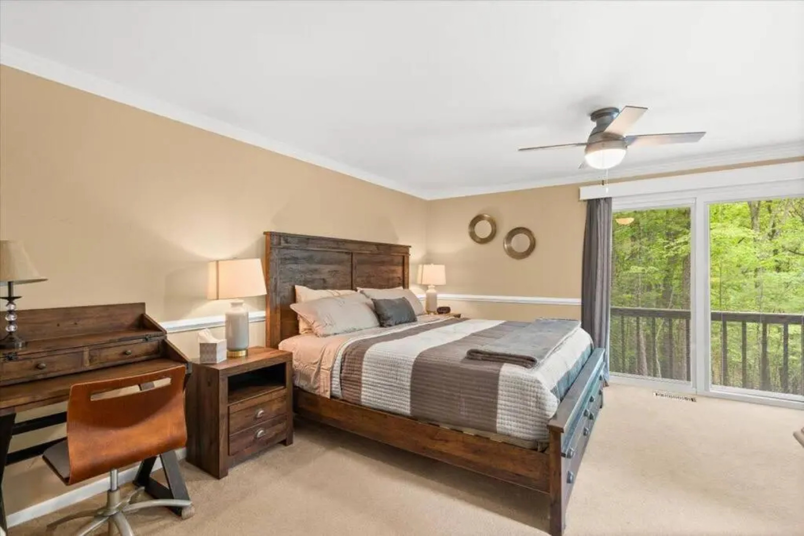 The Gingerbread House: 4 BR chalet, w/ Sunroom/Deck, sleeps 12, modern amenities