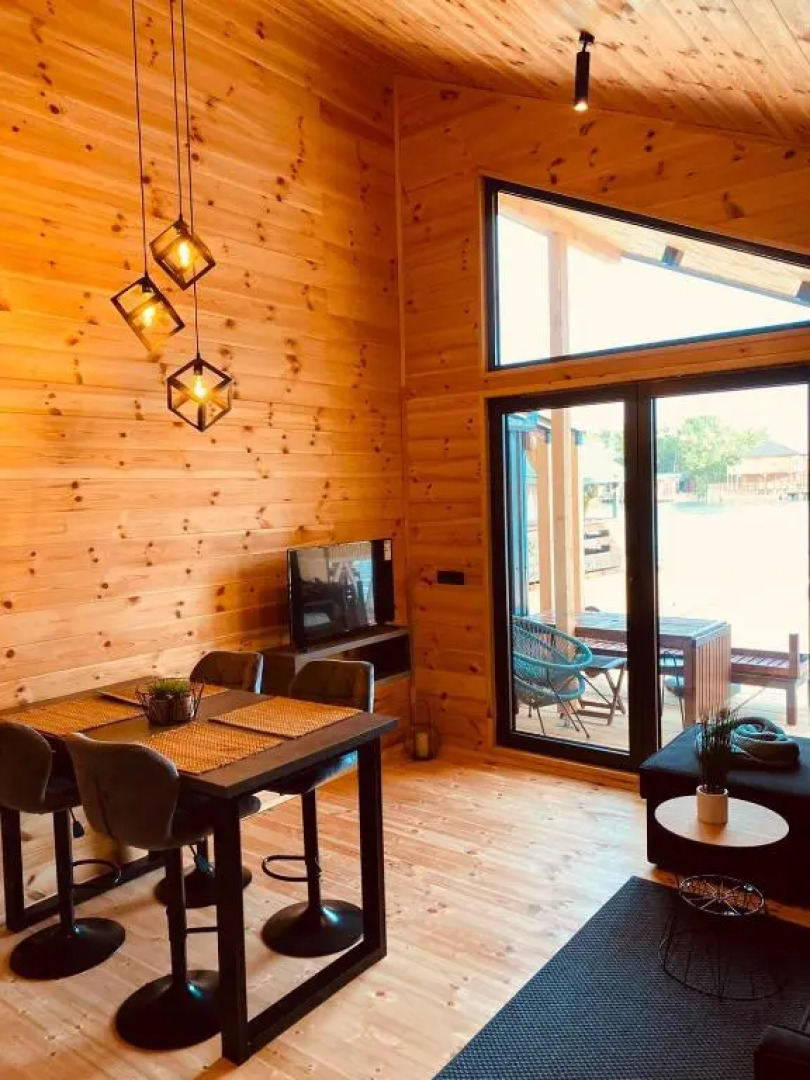 ADA BEACH HOUSE mit Wasserzugang