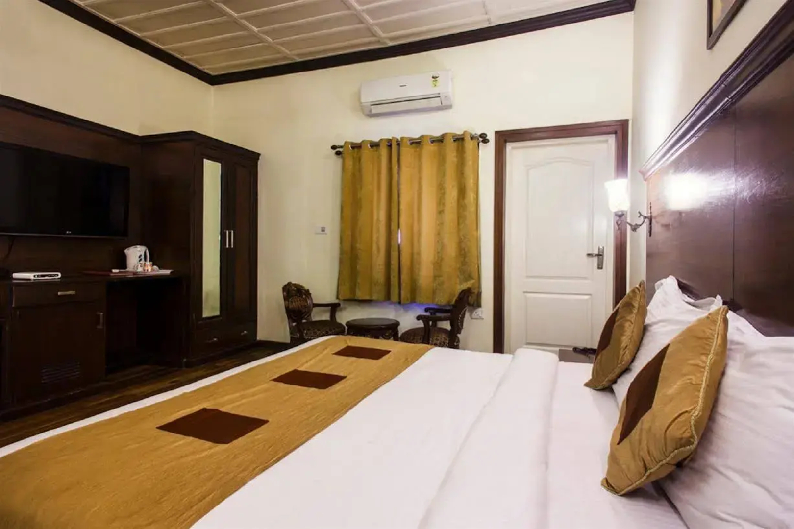 OYO 11839 Hotel Paradise Mansion