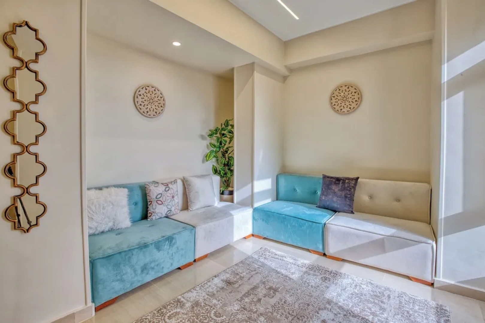 The Gate Hotel Front Pyramids & Sphinx View