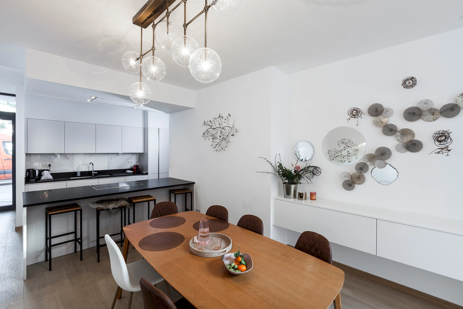 Unit 4 - Spacious Smart Home Triplex Private Garden & Parking