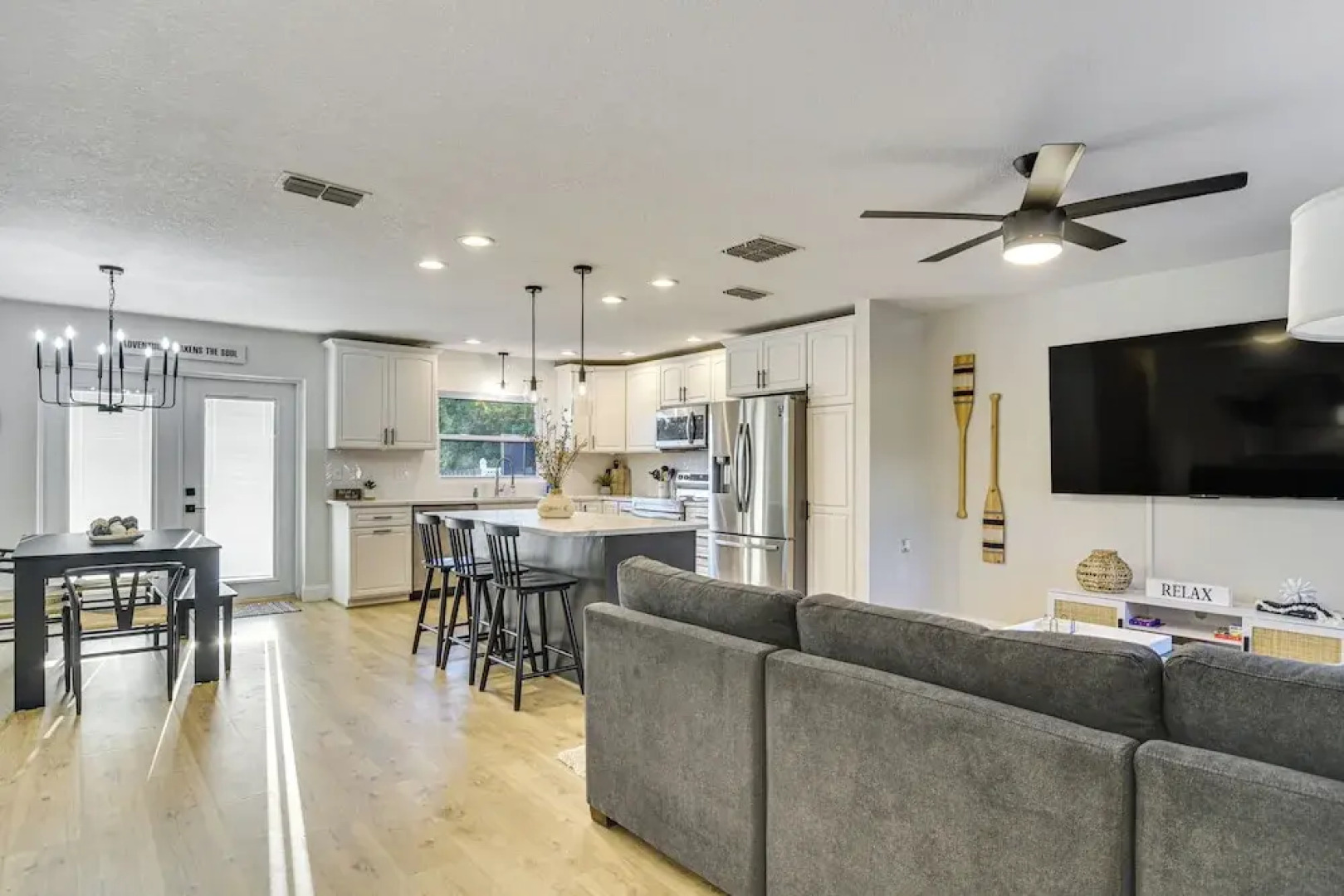 10 Mi to Dtwn St Petersburg: Mod Central Getaway