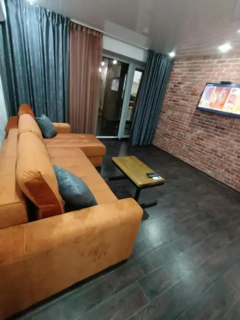 Ujutnaja i prostornaja kvartira v 50 metrah ot gorodskogo parka