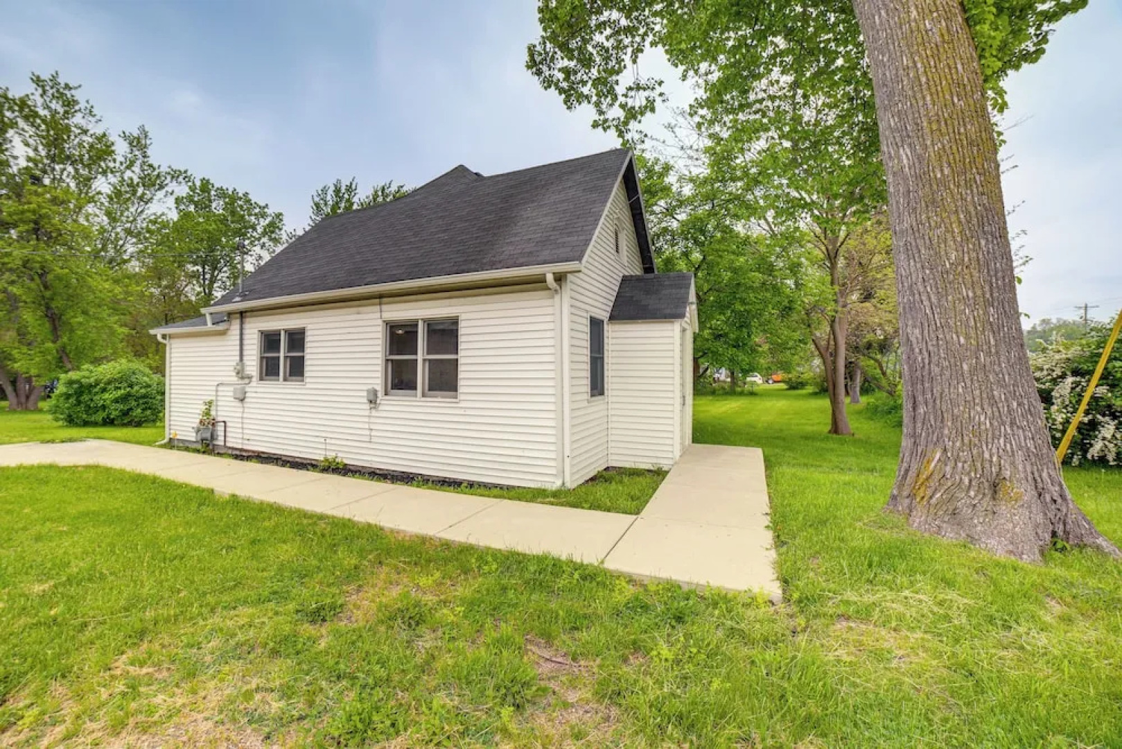 Serene South Haven Retreat w/ Deck: 1 Mi to Dtwn!