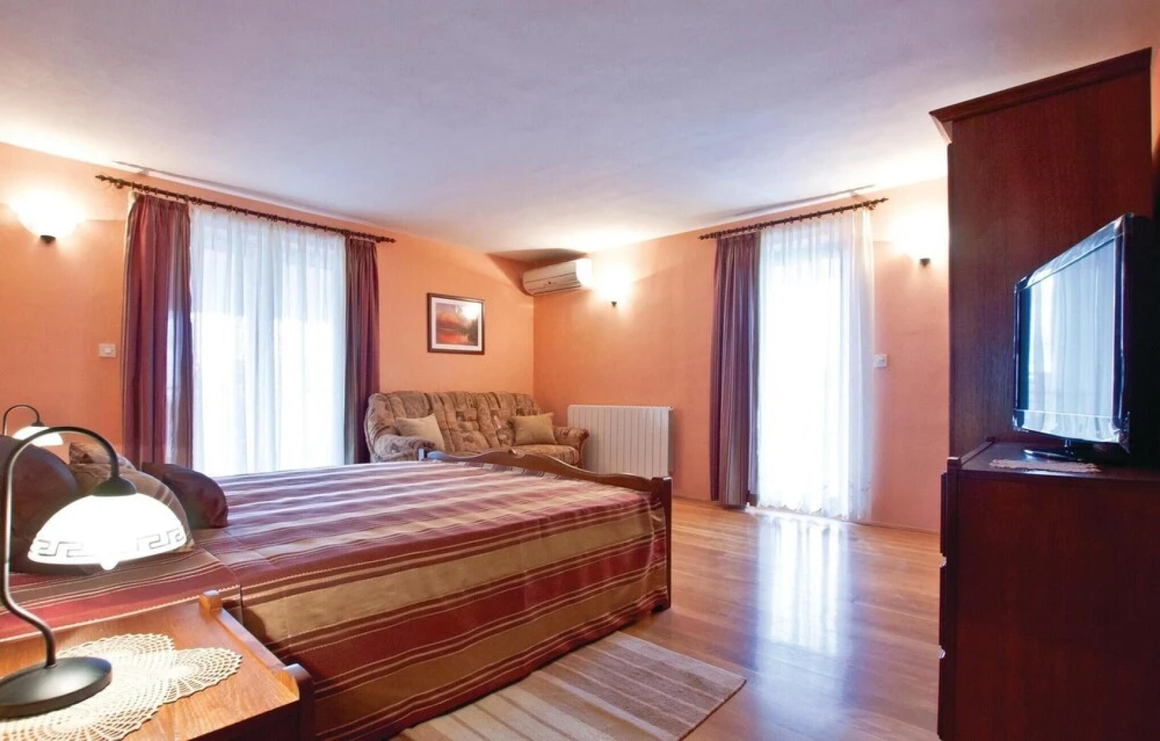 Awesome Home in Visnjan with Hot Tub, Sauna & WiFi