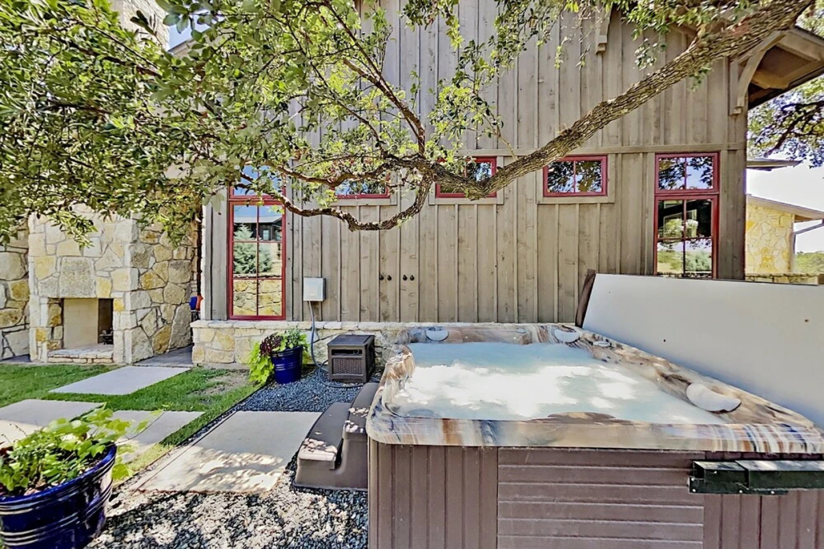 Luxury W/ Private Hot Tub & Outdoor Kitchen 3 Bedroom Home