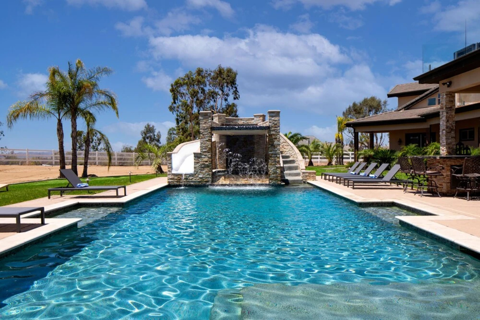 Villa Cabernet by Avantstay Expansive & Private Estate w/ Pool, Hot Tub & Outdoor Kitchen!