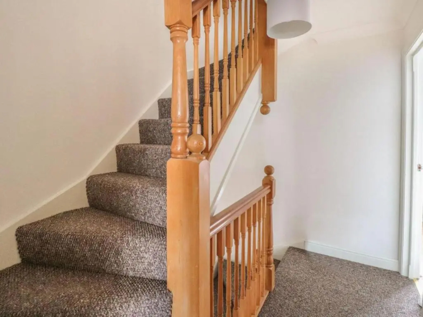 Beachfront House With Stunning sea Views and Jacuzzi Bathtub
