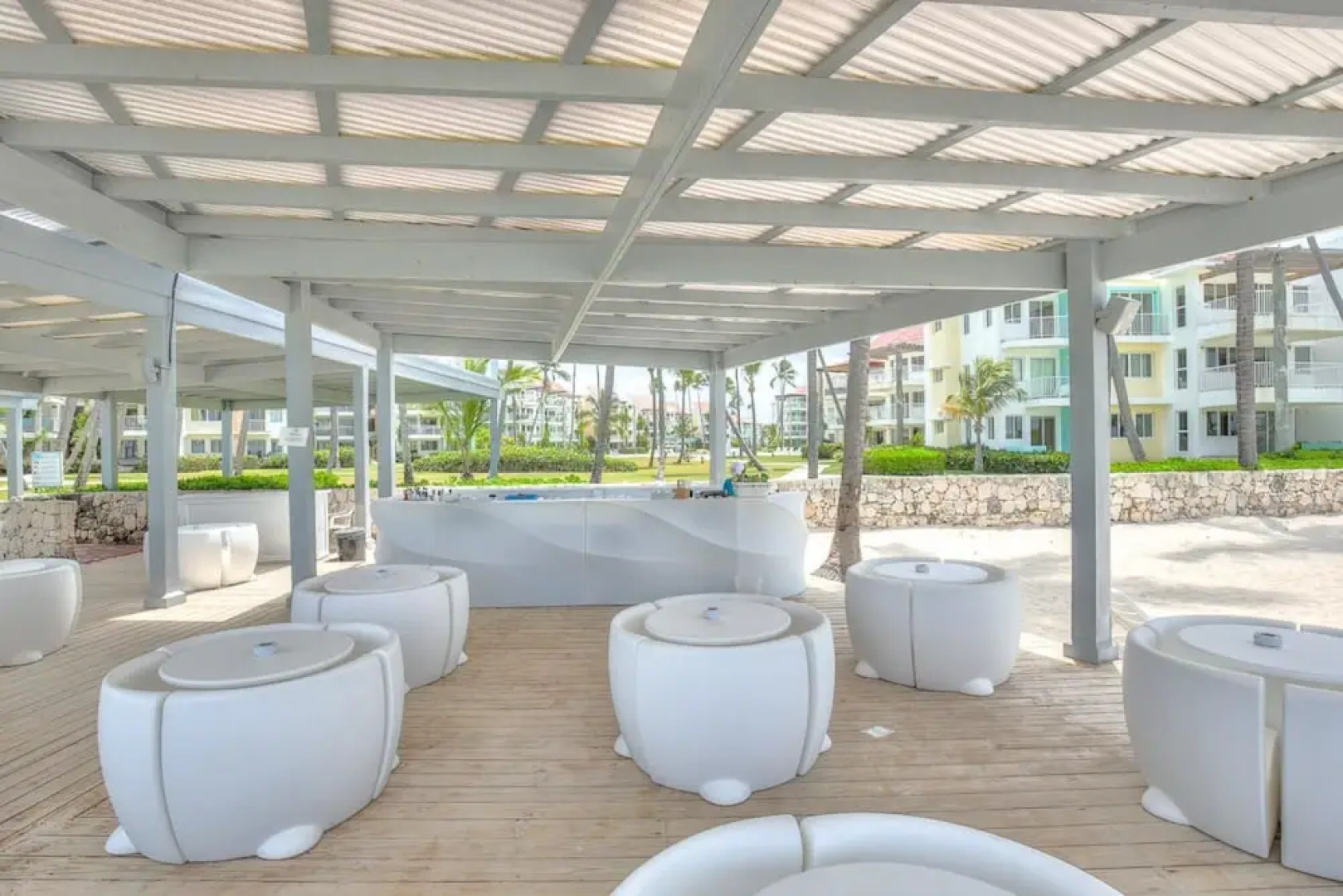 Beachfront Glamorous Apartment With Ocean Views