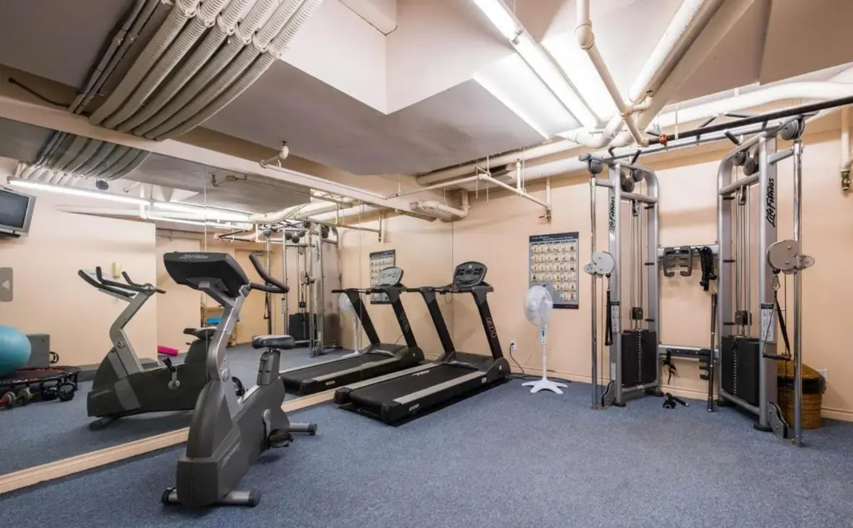 1BD+Den condo, with free parking in Downtown!