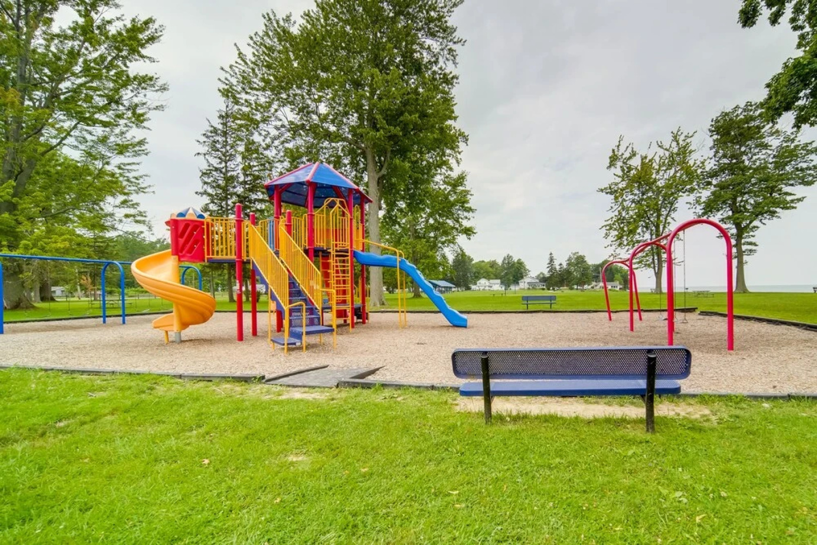 Charming Lake Erie Cottage on Main Strip!