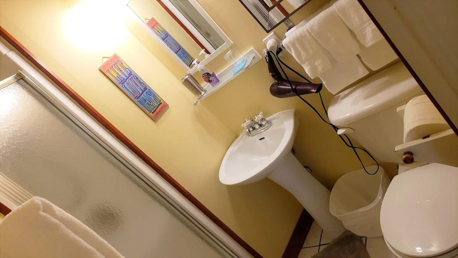 Kokomo Inn - Tropical Riverfront B&B