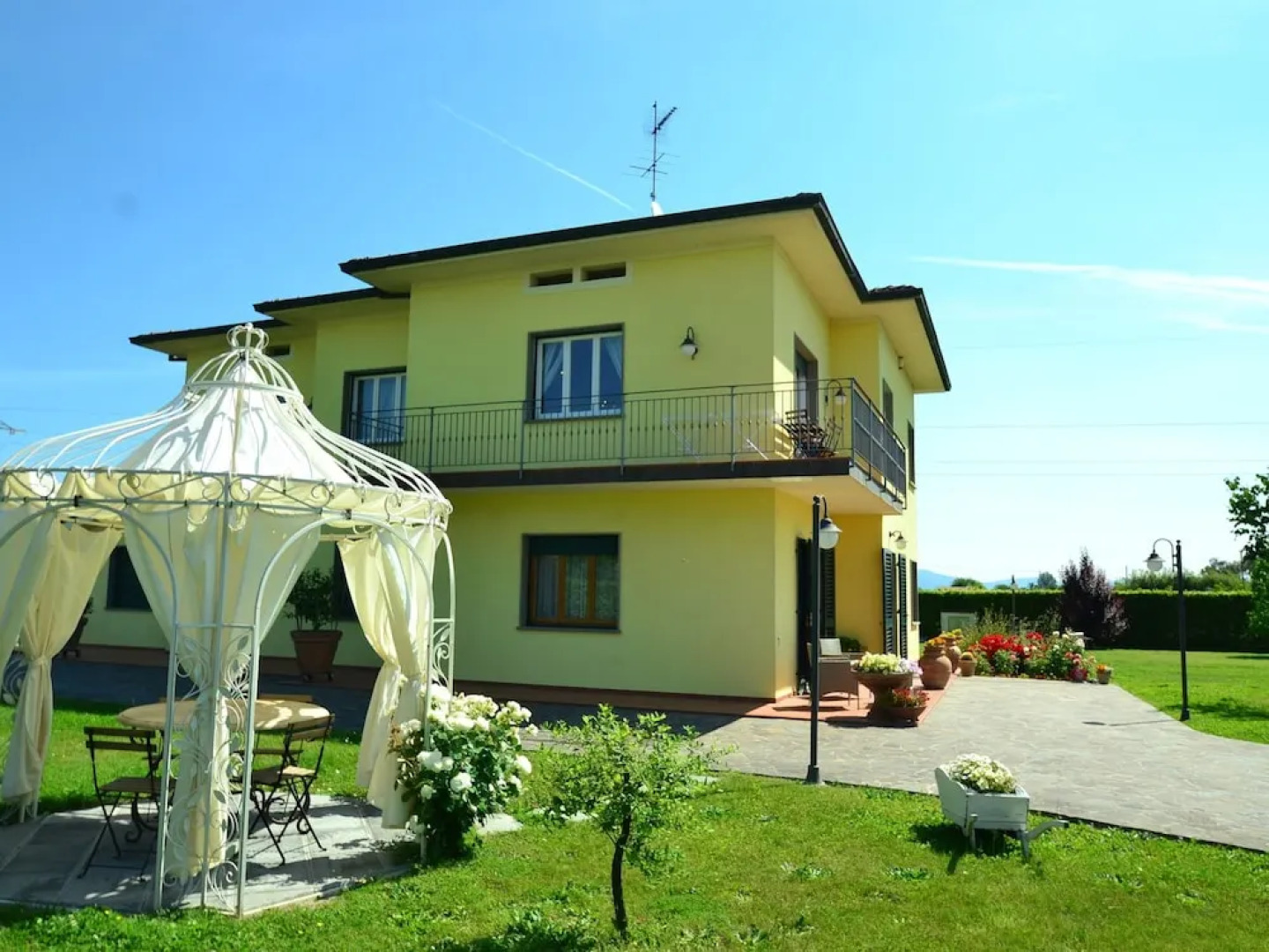 Villa in Montecarlo With Pool and Scenic Views